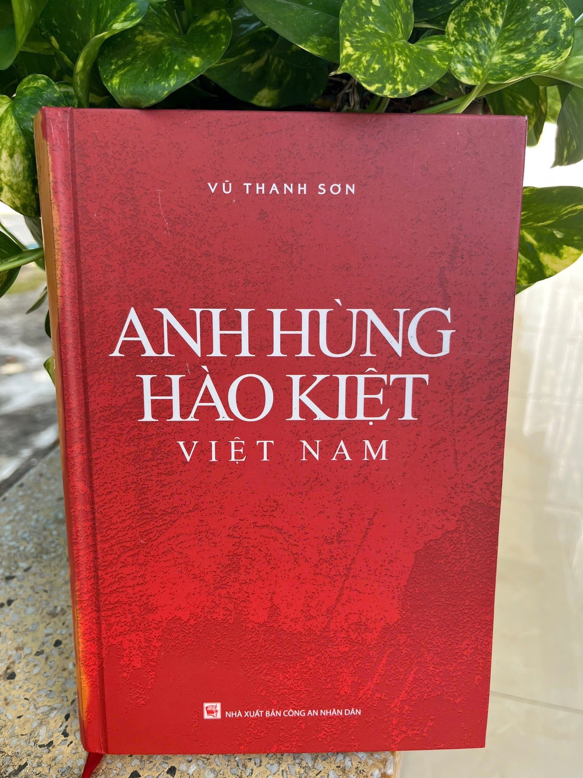 Giới thiệu sách Tưởng niệm 160 năm Ngày Anh hùng dân tộc  Trương Định tuẫn tiết (20/8/1864-20/8/2024)   